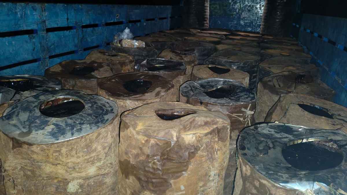 ছাত্রদল নেতার কাছে মিলল ৫৯ ব্যারেল চোরাই বিটুমিন