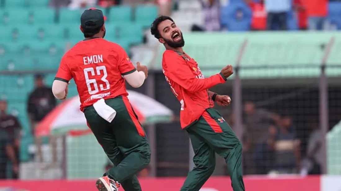 ঘুরে দাঁড়িয়ে কিউই ব্যাটারদের চেপে ধরেছে টাইগার স্পিনাররা