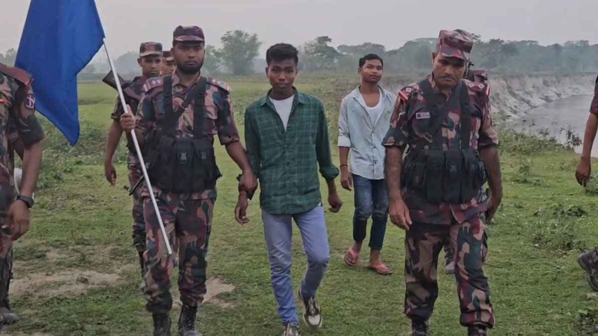 বিজিবির তৎপরতায় বিএসএফের কাছ থেকে ফিরল দুই শিক্ষার্থী