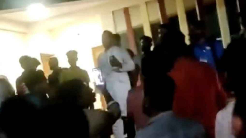 ভোলায় তেল না পেয়ে ইউএনওর বাসার সামনে বাইকারদের বিক্ষোভ