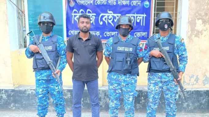 অবৈধভাবে বাংলাদেশে অনুপ্রবেশকারী ভারতীয় নাগরিক আটক