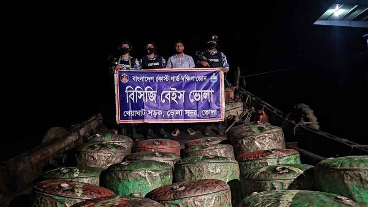 ভোলায় ট্রলার থেকে ৪ হাজার ৪০০ লিটার পেট্রোল জব্দ