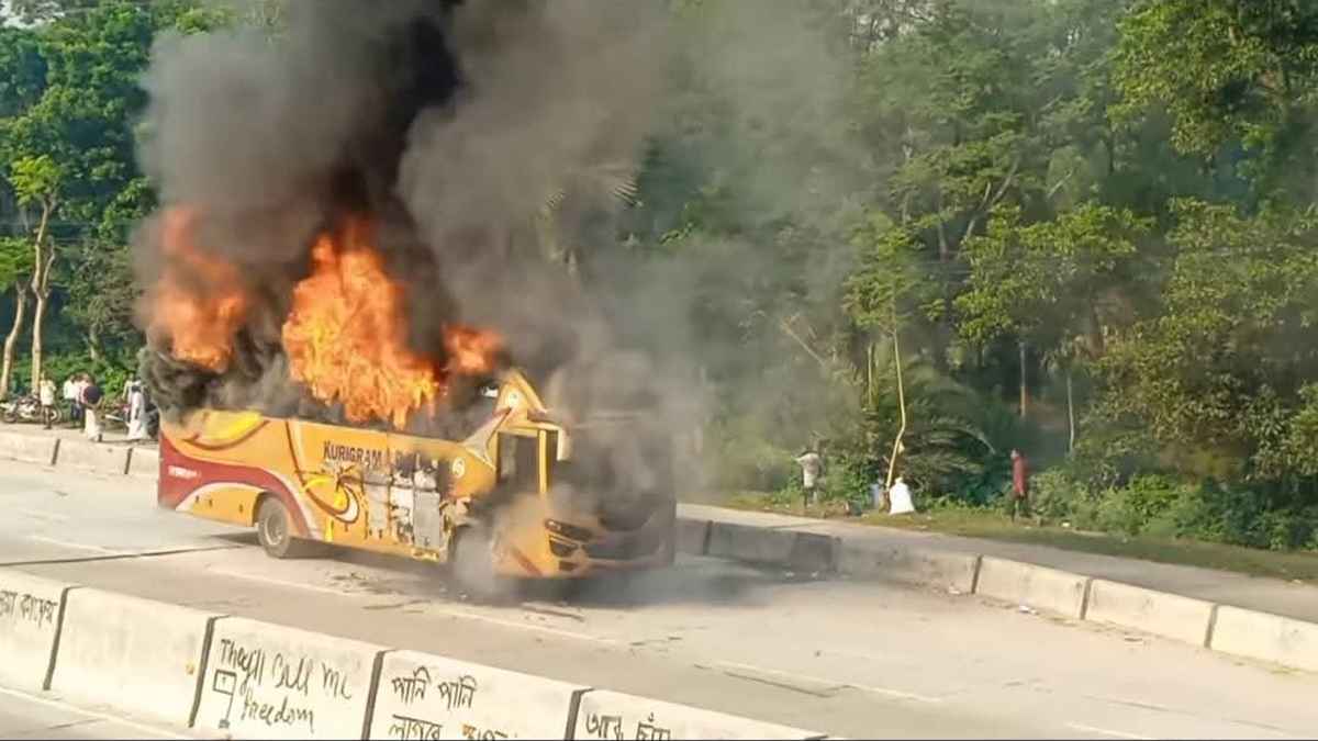বগুড়ায় যাত্রীবাহী চলন্ত বাসে আগুন