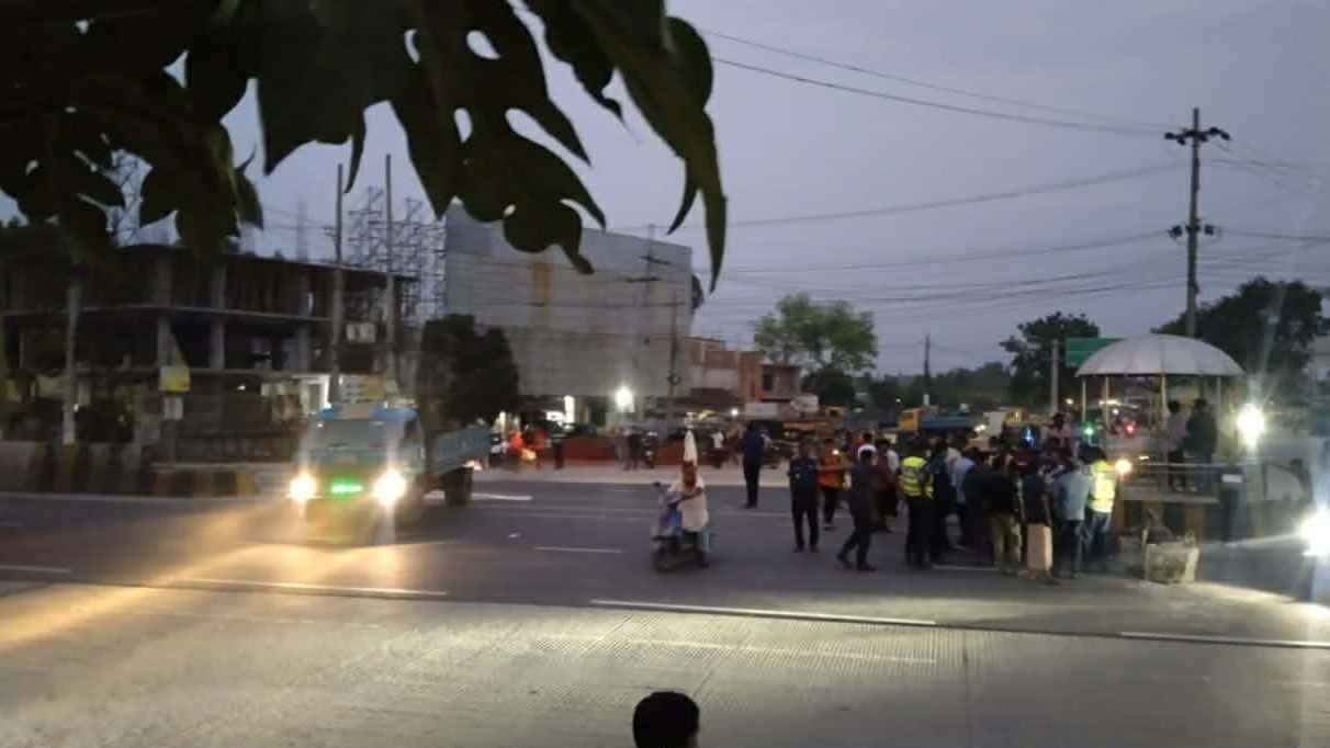 বগুড়ায় ট্রাকচাপায় চিকিৎসক নিহত, মহাসড়ক অবরোধ