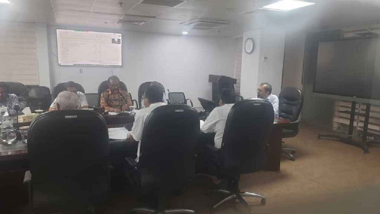 গাড়ি ভাড়া বাড়াতে বৈঠকে বিআরটিএ ও পরিবহন মালিকরা