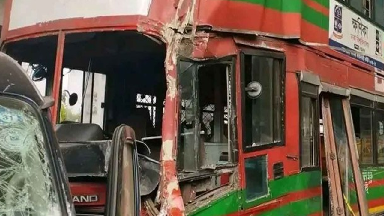 মগবাজারে ঢাবির ‘ক্ষণিকা’ বাস দুর্ঘটনা, আহত ৮ শিক্ষার্থী