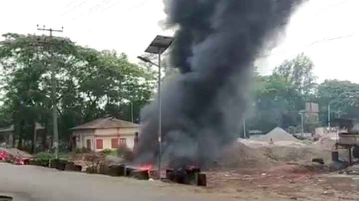 হাতিয়ায় সড়কের কাজে ব্যবহৃত হটমিক্সপ্লান্টে অগ্নিকাণ্ড