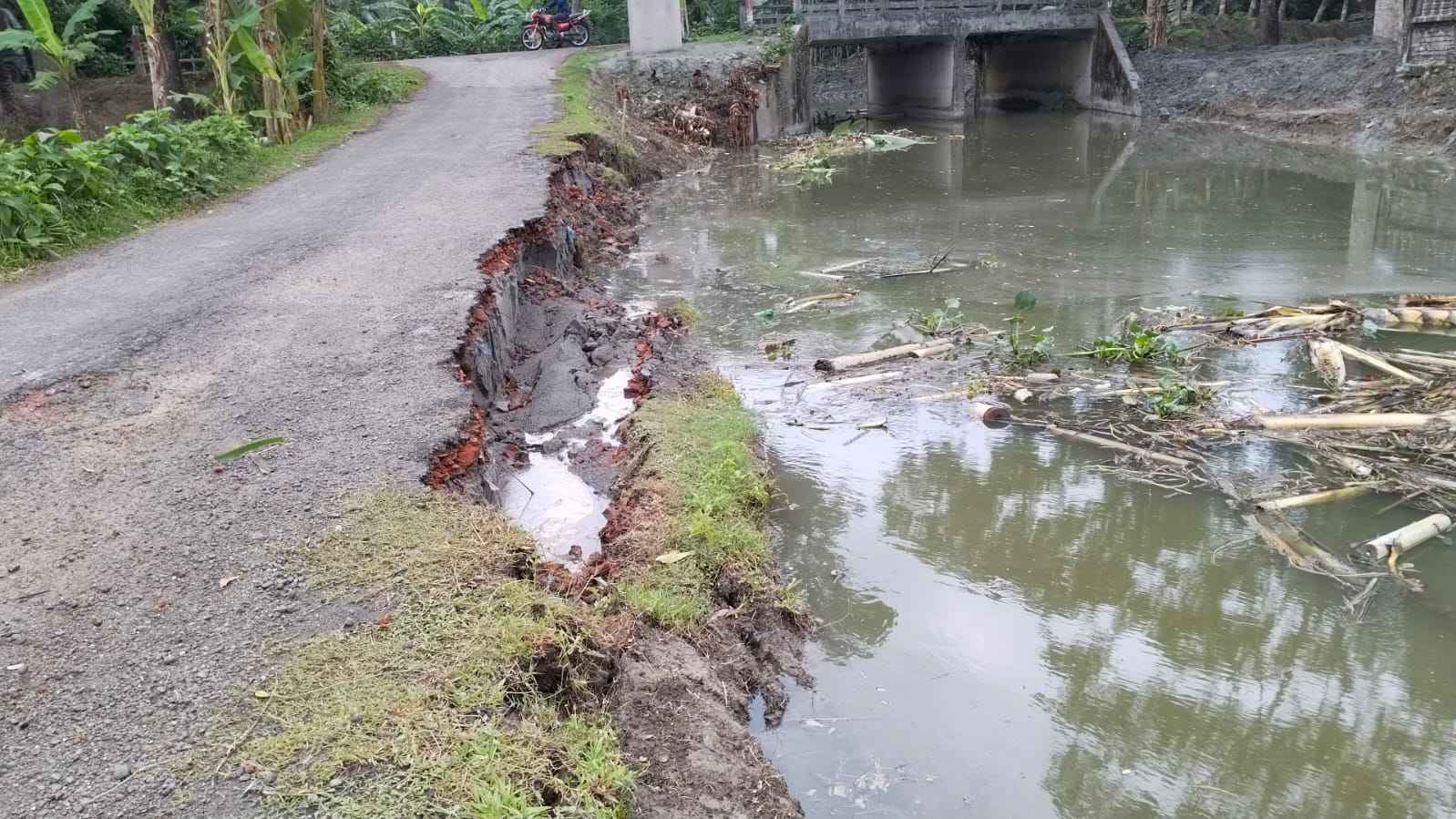 রাজাপুরে অপরিকল্পিত খাল খননে সড়কে ধস