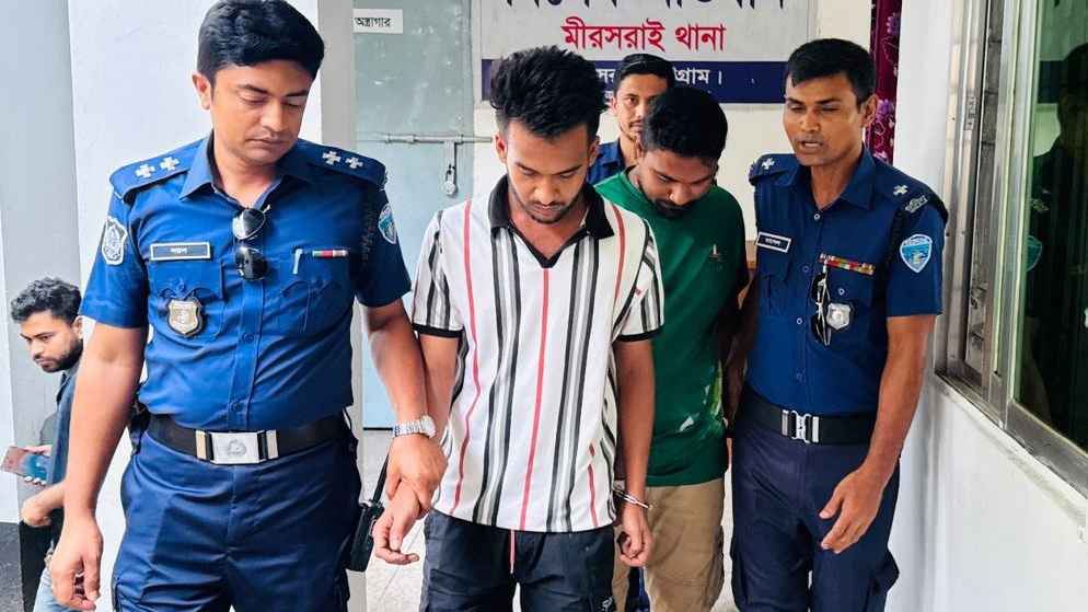 ব্যবসায়ীকে কুপিয়ে ৩ লাখ টাকা লুট, সাবেক সেনাসদস্যসহ গ্রেফতার ২