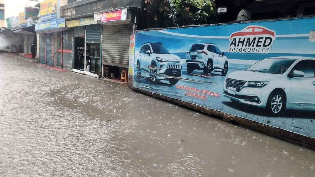 ফেনীতে এক ঘণ্টায় ১২৬ মিলিমিটার বৃষ্টিপাত, শহরে জলাবদ্ধতা