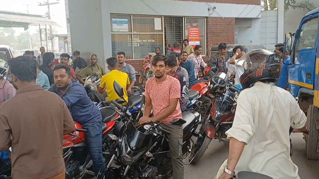 গাজীপুরে জ্বালানি তেলের দাম বাড়লেও কমেনি গ্রাহক ভোগান্তি