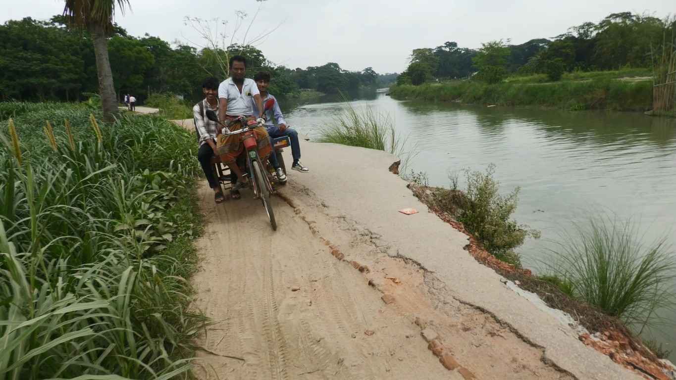 মাদারীপুরে অবৈধভাবে বালু উত্তোলনে নদীগর্ভে সড়ক, ঝুঁকি নিয়ে যাতায়াত