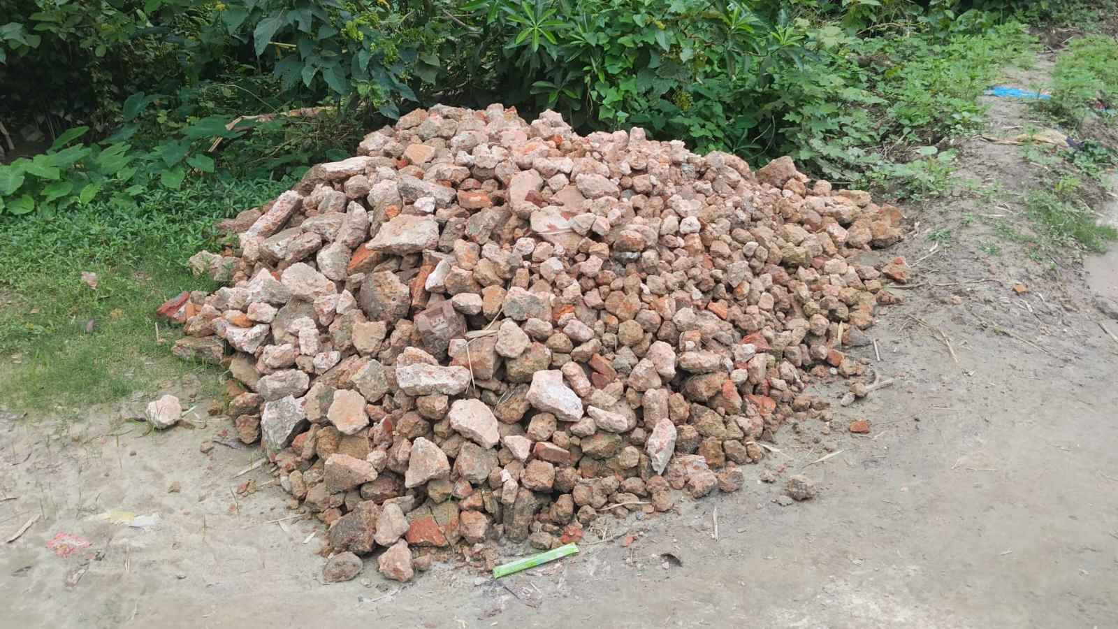 মোহনগঞ্জে সড়কের ইট তুলে বিক্রি, তদন্তে প্রশাসনের ধীরগতি