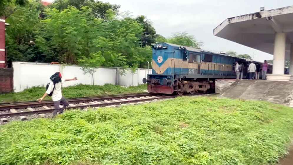 চলন্ত ট্রেনে পাথর নিক্ষেপ, একজনের ভাঙল ৪ দাঁত, আহত ২ যাত্রী