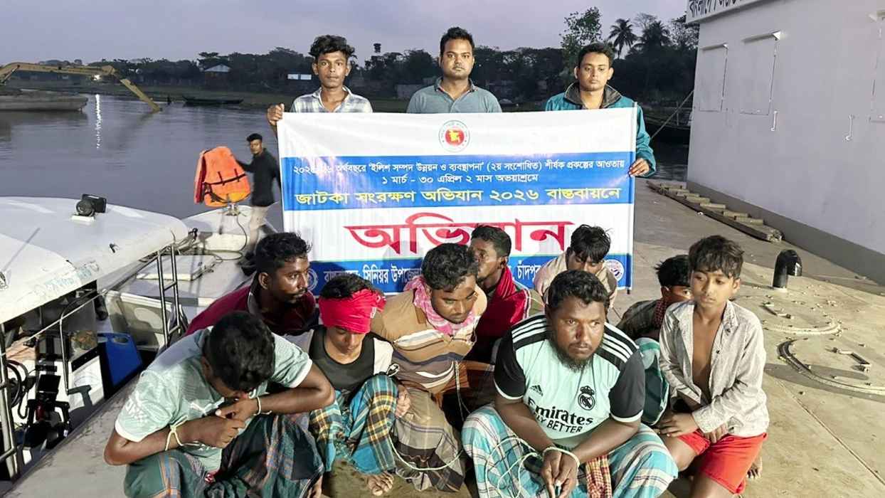 মেঘনায় জাটকা ধরায় ৭ জেলে আটক