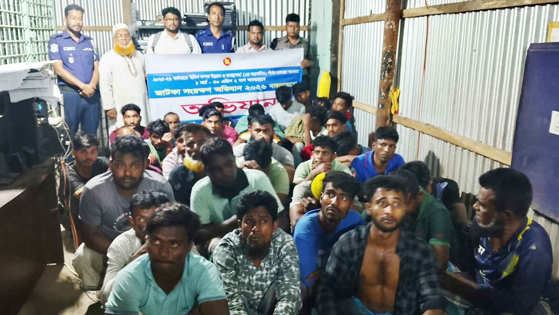 চাঁদপুরে জাটকা ধরায় ৩২ জেলে আটক, ২৬ জনের বিরুদ্ধে মামলা