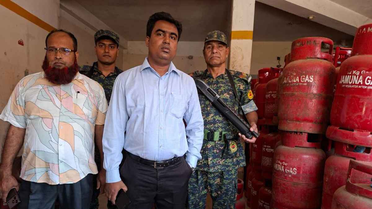 চাঁদপুরে অতিরিক্ত দামে এলপিজি গ্যাস বিক্রি করায় ব্যবসায়ী জরিমানা