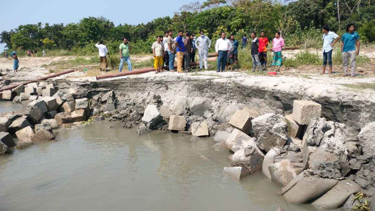 ড্রেজার দিয়ে অবৈধভাবে বালু উত্তোলন, হুমকিতে হাইমচর নদী রক্ষা বাঁধ