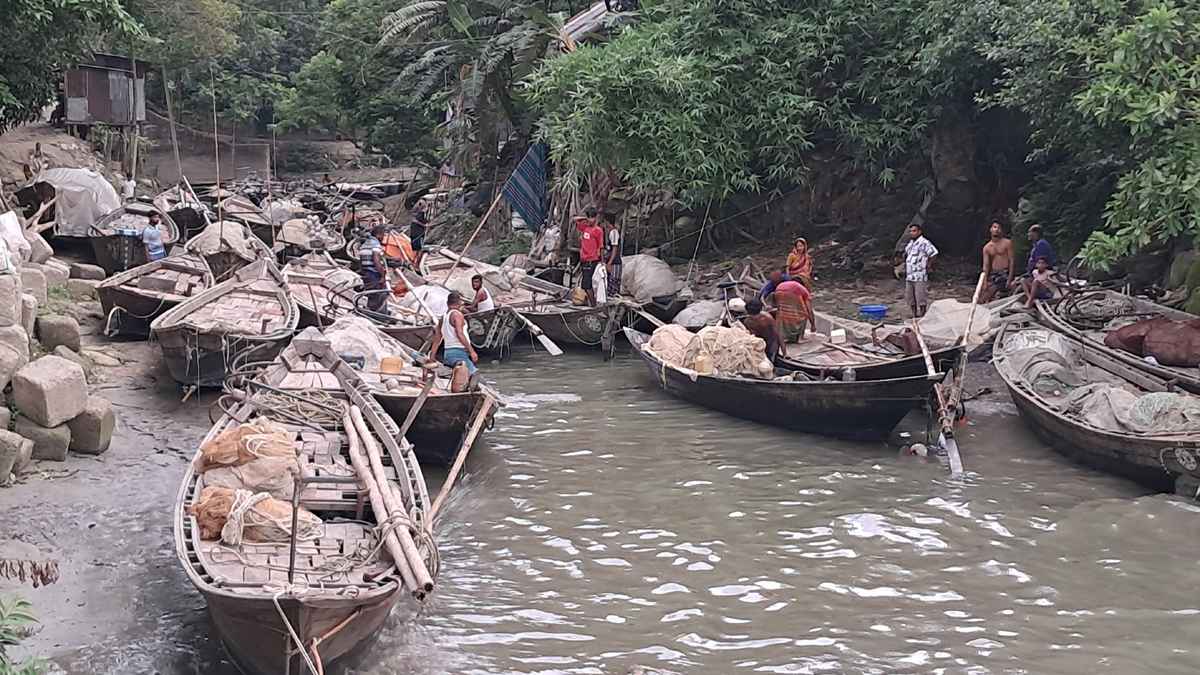 মেঘনা পাড়ের জেলে পাড়া সরগরম, চলছে ইলিশ ধরার প্রস্তুতি