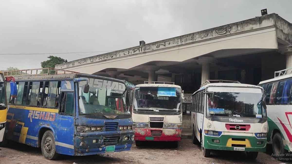 চাঁপাইনবাবগঞ্জে সব ধরনের বাস চলাচল বন্ধ, ভোগান্তিতে যাত্রীরা 