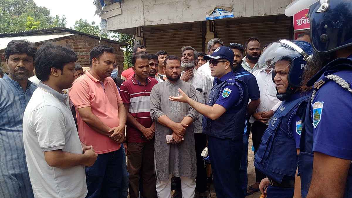পাম্পে তেল নিতে গিয়ে ২ গ্রামবাসীর সংঘর্ষ, আহত ১০