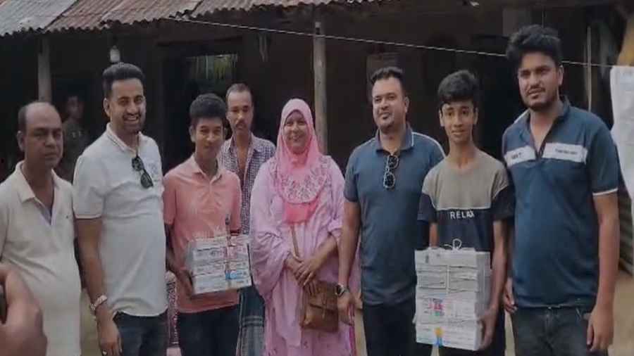 শিক্ষার্থীদের নতুন বই উপহার দিল ছাত্রদল