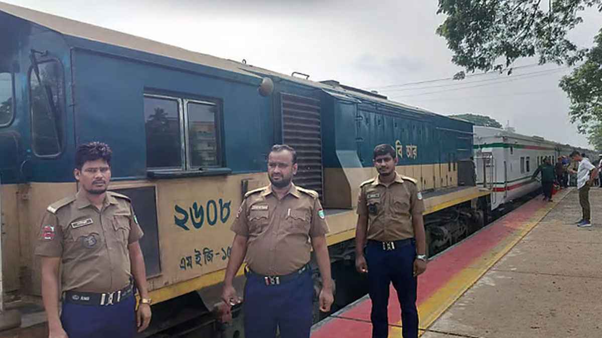 ফেনীতে ৮০০ যাত্রী নিয়ে ৬ ঘণ্টা আটকে ছিল চট্টলা এক্সপ্রেস