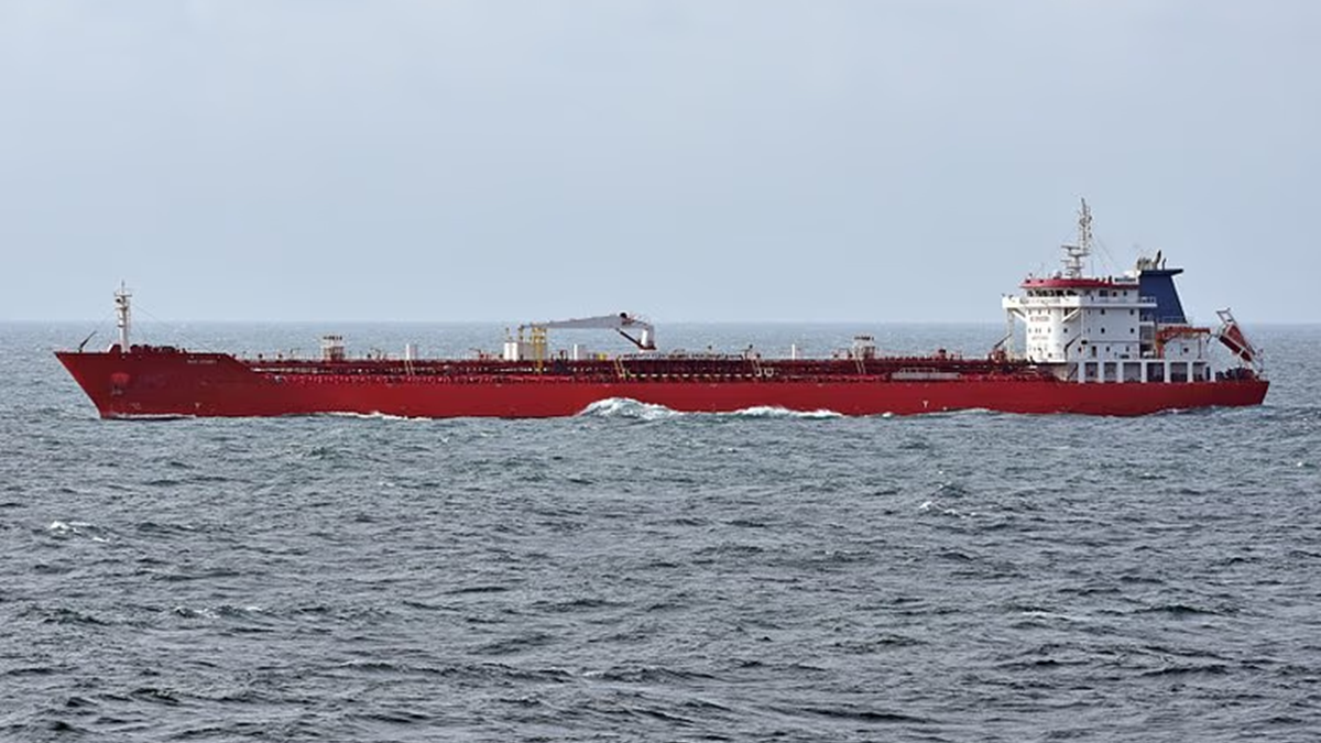 মার্কিন অবরোধ উপেক্ষা করে হরমুজ পাড়ি দিল চীনা জাহাজ