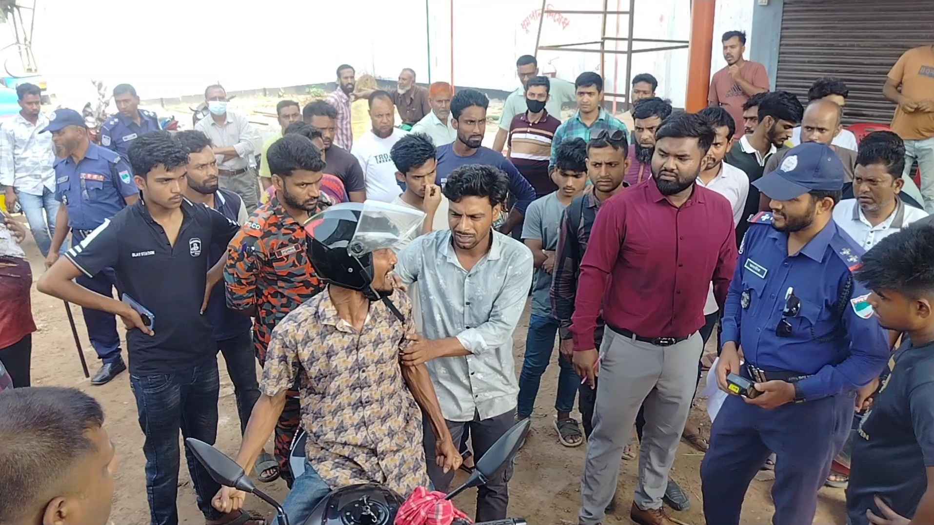 জীবননগরে তেলপাম্পে বিশৃঙ্খলা: যুবকের কারাদণ্ড, ৫ জনকে জরিমানা