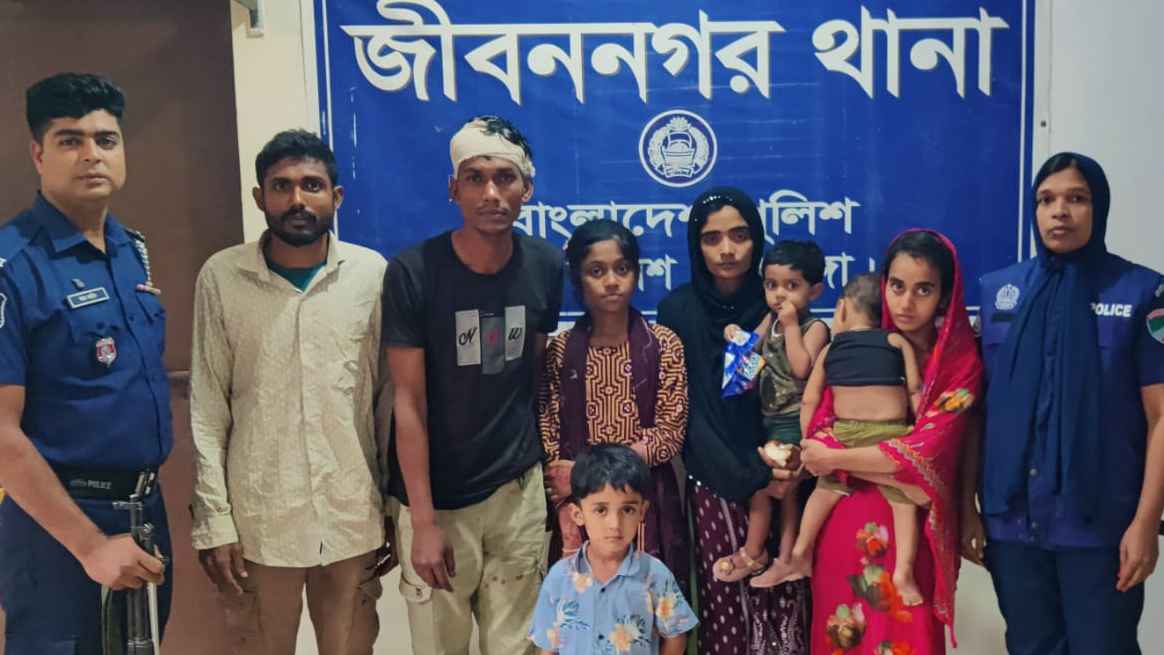 চুয়াডাঙ্গায় ভারতে পাচারকালে ৪ শিশুসহ ৮ বাংলাদেশি উদ্ধার, গ্রেফতার ২