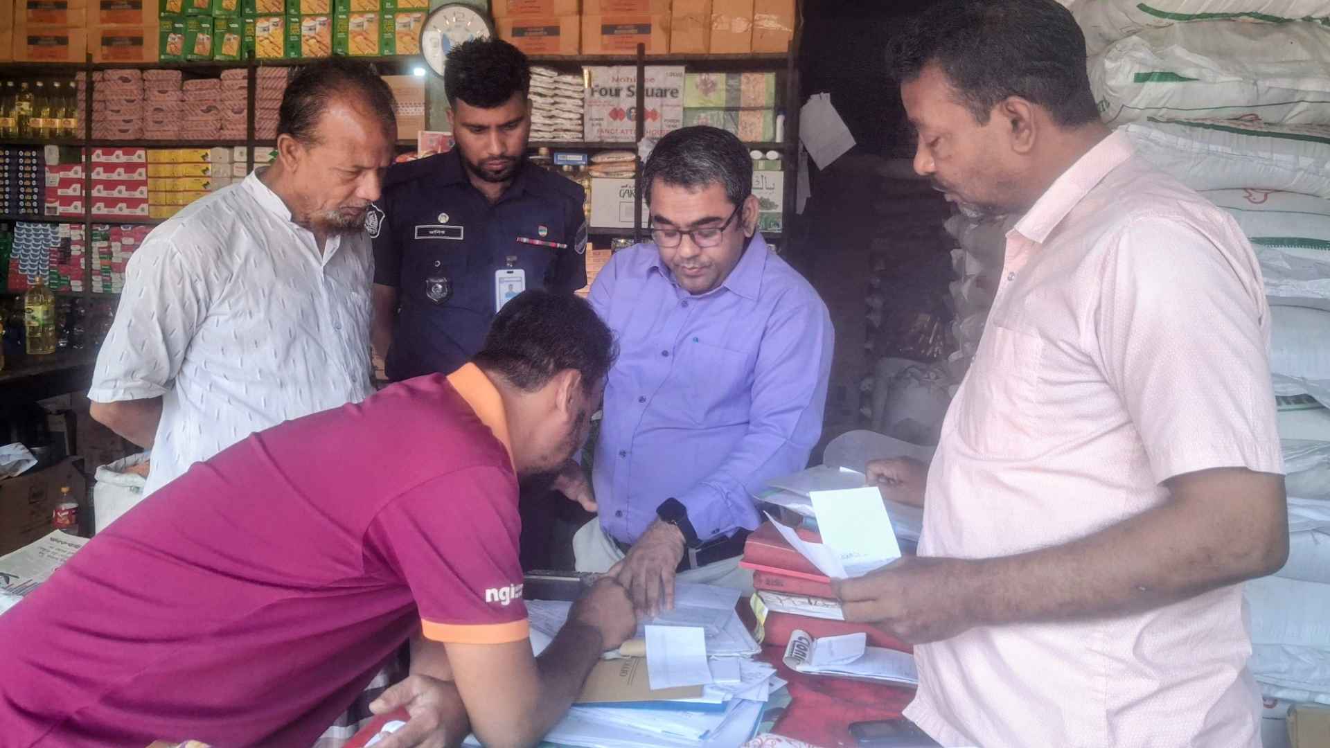 চুয়াডাঙ্গায় বেশি দামে সয়াবিন তেল বিক্রি, ৩০ হাজার টাকা জরিমানা