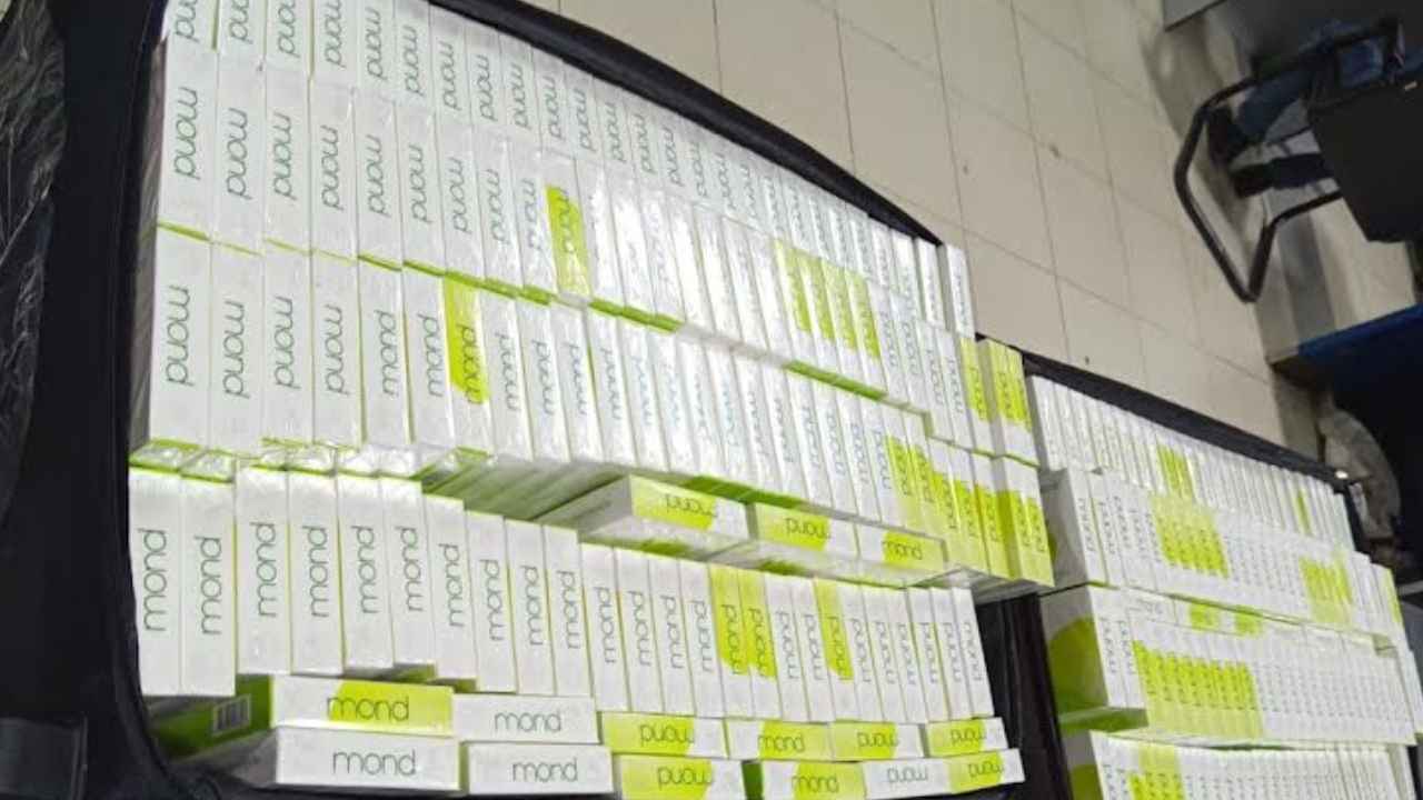 যাত্রীর ব্যাগ থেকে ৬ লাখ টাকার সিগারেট জব্দ