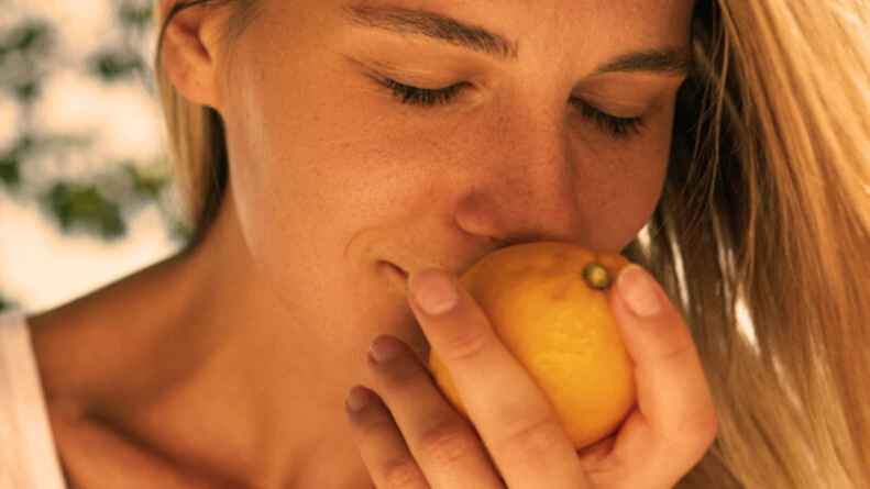 লেবুর ঘ্রাণ নাকে আসতেই কেন মন ভালো হয়ে যায়?