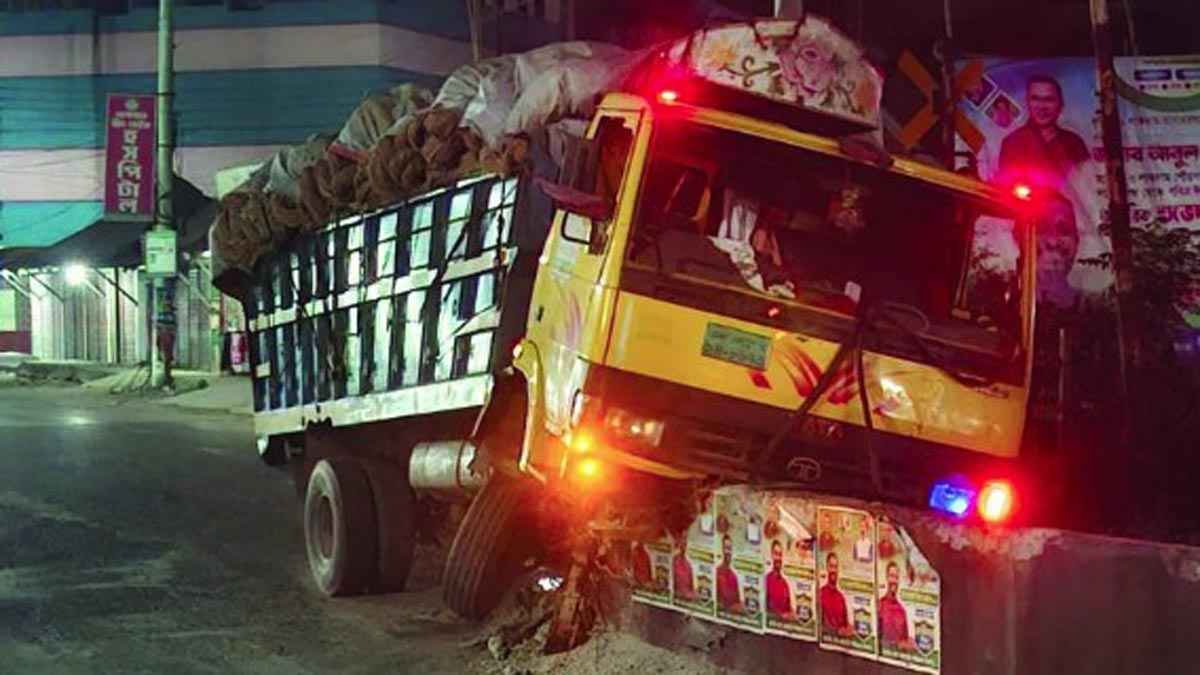 নিয়ন্ত্রণ হারিয়ে সড়ক ভিভাজকের ওপর ট্রাক, আহত ৪
