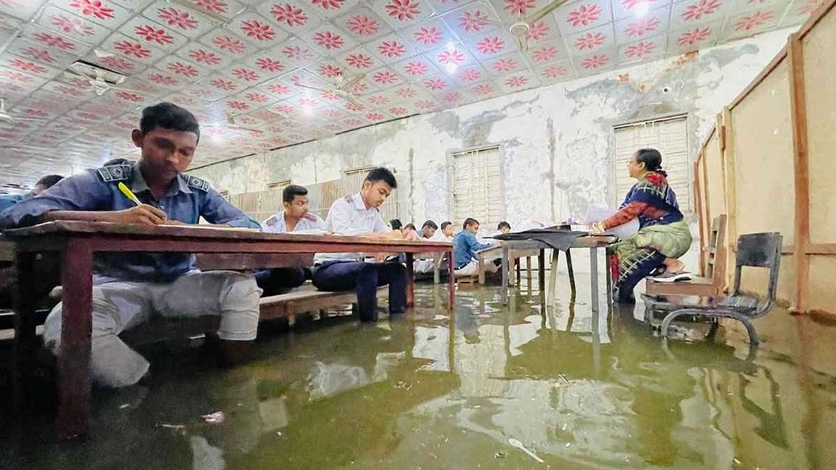 কুমিল্লায় হাঁটু পানিতে পরীক্ষা দিল শিক্ষার্থীরা