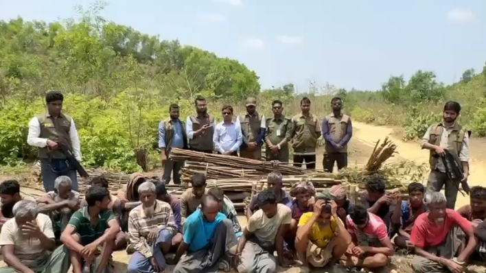 সংরক্ষিত বনাঞ্চলে গাছ কাটার সময় ২৬ রোহিঙ্গা আটক