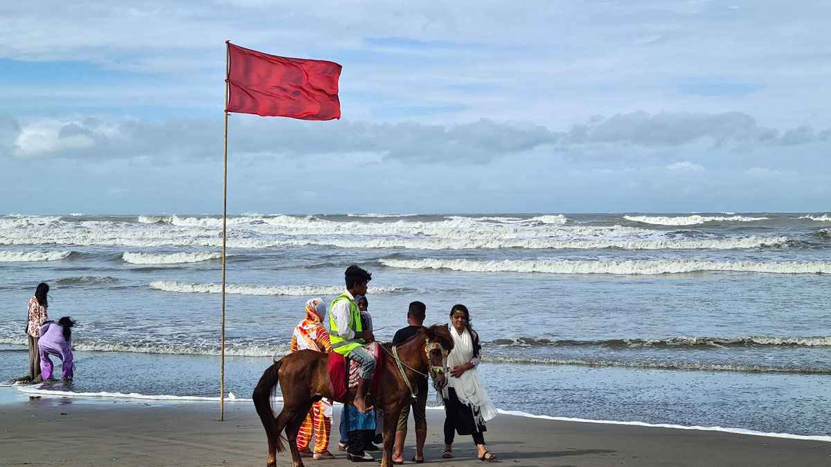 কক্সবাজারে বিপাকে পর্যটক, বজ্রপাত ও গাছ চাপায় নিহত ২
