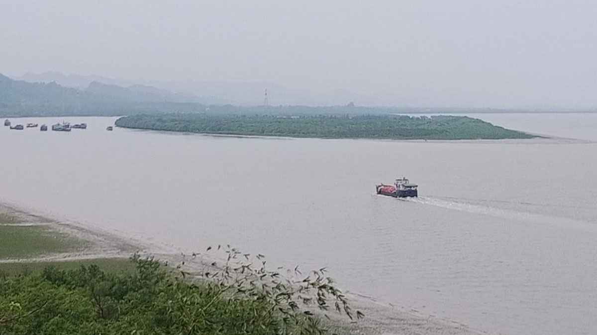 বাংলাদেশি ৭ জেলেকে ধরে নিয়ে গেল আরাকান আর্মি