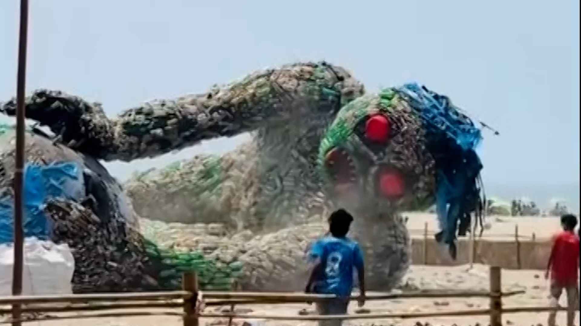 কক্সবাজারে সৈকত থেকে সরানো হলো ৪৫ ফুটের প্লাস্টিক দানব