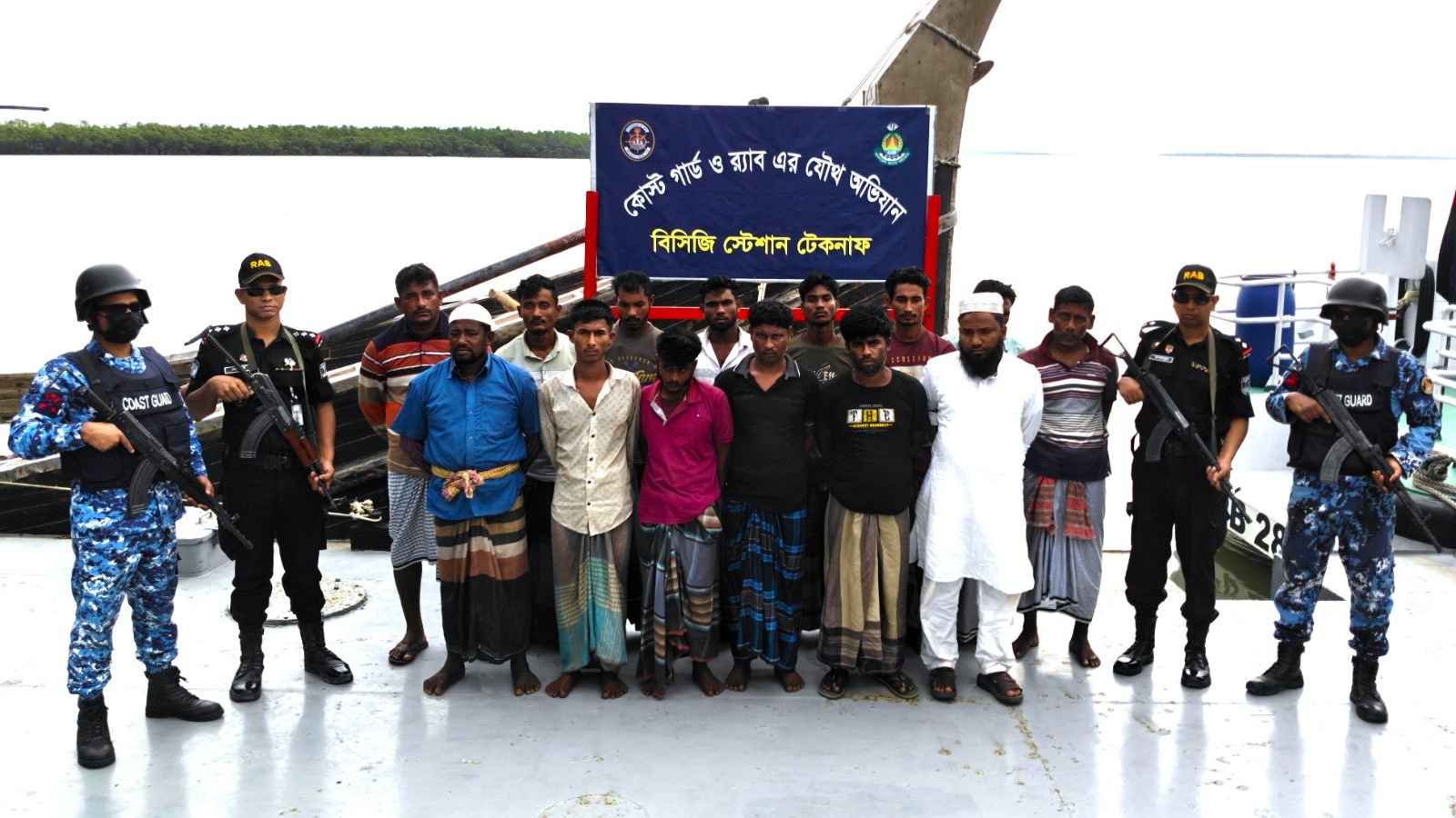 মিয়ানমারে পাচারকালে ৯০০ বস্তা সিমেন্টসহ আটক ১৪