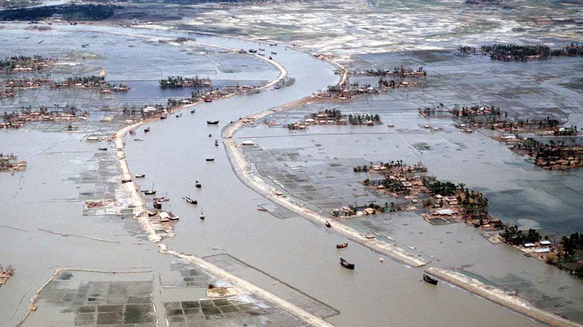 স্বজন হারানোদের কান্নায় এখনও ভারী হয়ে ওঠে উপকূল