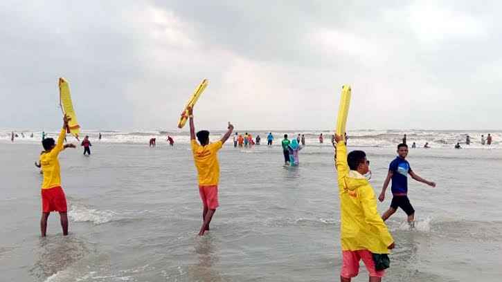 কক্সবাজারে বজ্রপাতে নিহত ১, সমুদ্রবন্দরে ৩ নম্বর সতর্ক সংকেত
