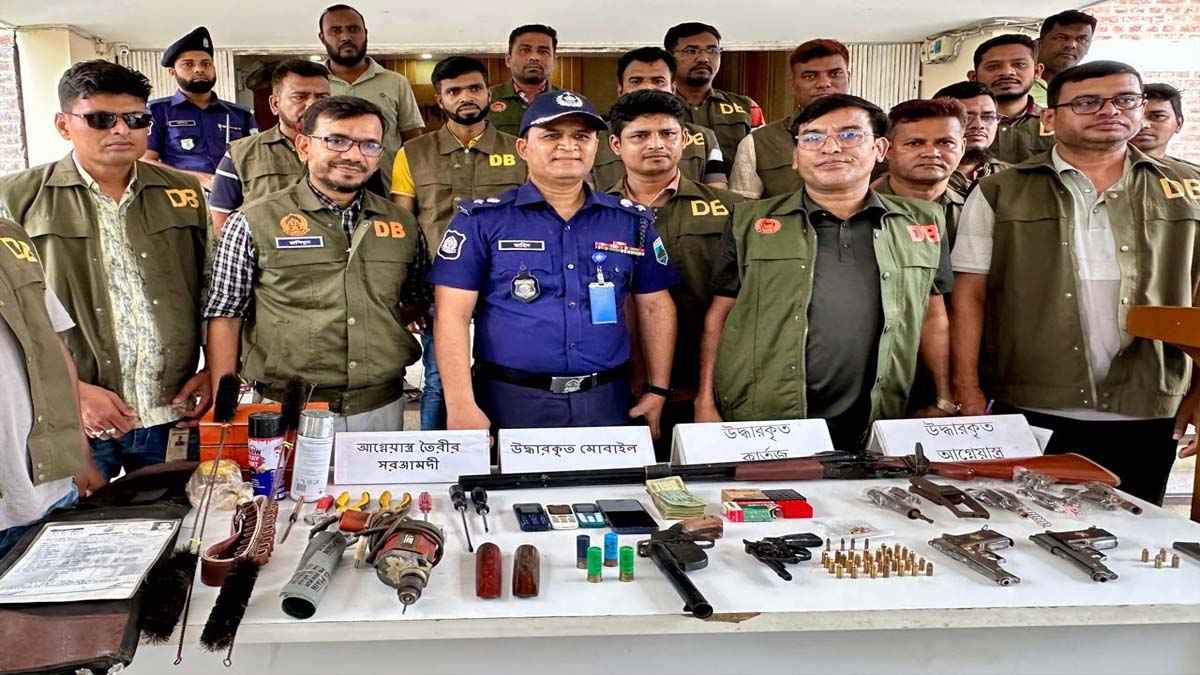 সেলাই মেশিন মেরামতের লাইসেন্স নিয়ে তৈরি করত আগ্নেয়াস্ত্র