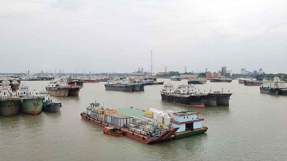 ৭২ ঘণ্টার বেশি বন্দর এলাকায় থাকতে পারবে না কোনো লাইটার জাহাজ