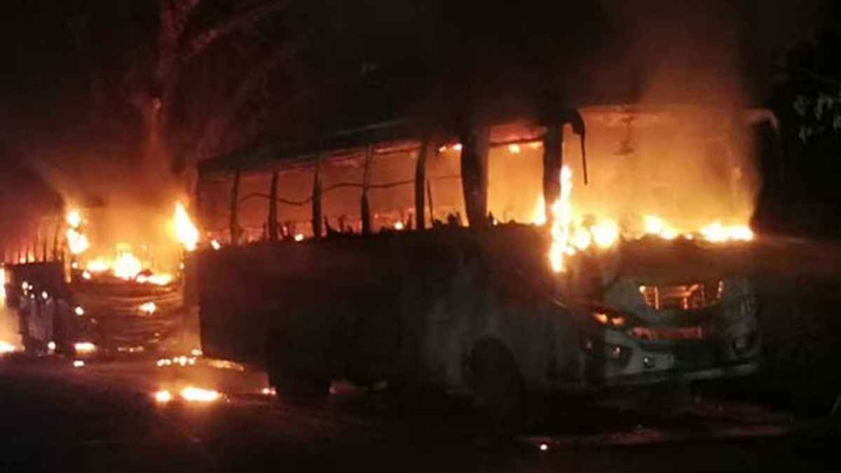 রাউজানে বাস-অটোরিকশার সংঘর্ষে নিহত ১, বাসে আগুন