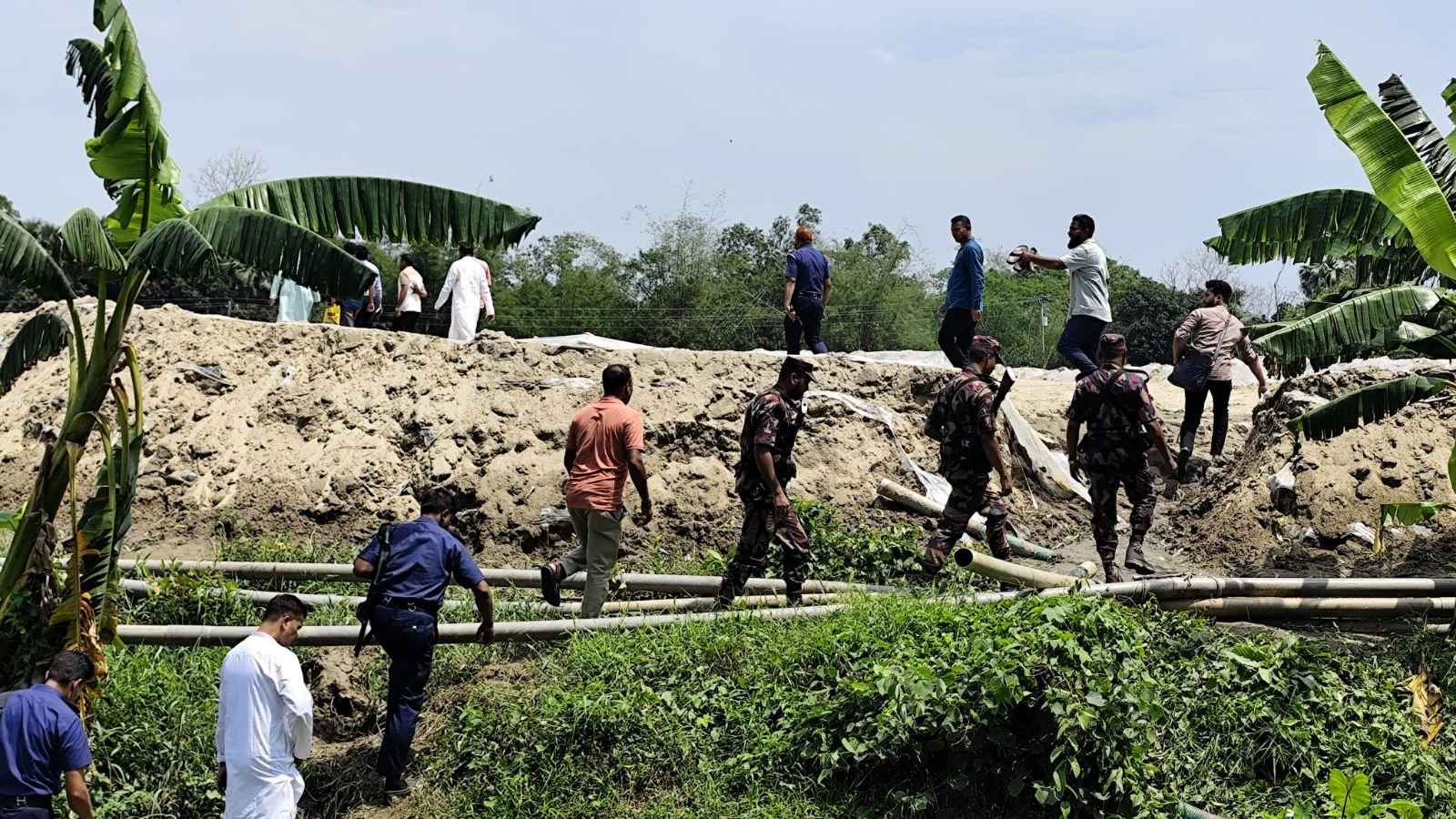 মিরসরাইয়ে অবৈধভাবে মাটি-বালু উত্তোলন, দেড় লাখ ঘনফুট বালু জব্দ 