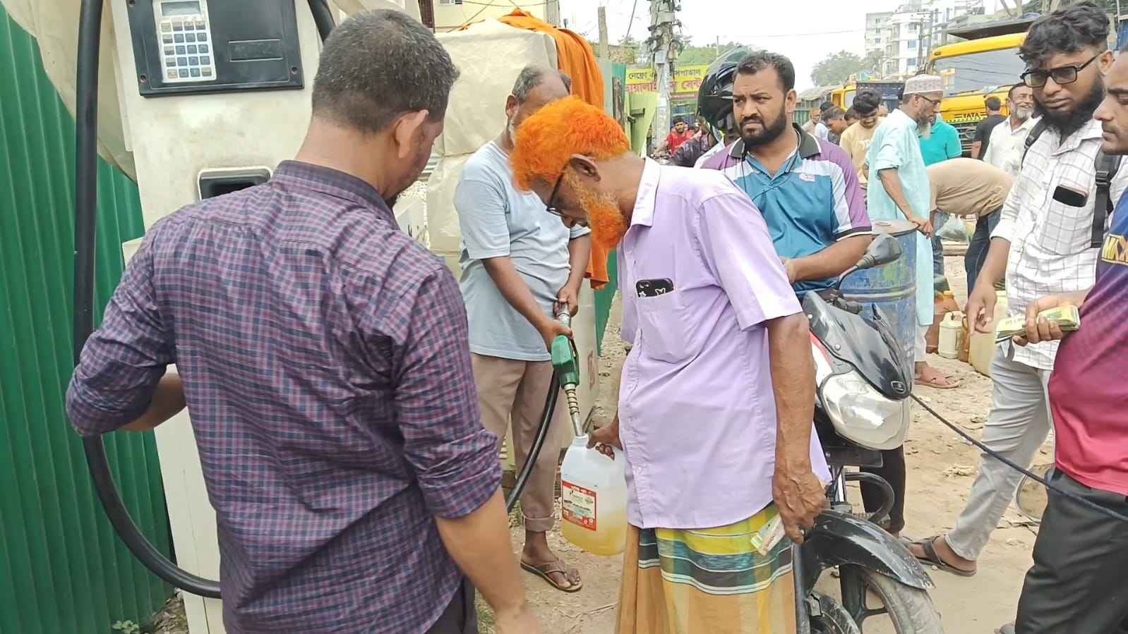 টাঙ্গাইলে পাম্পে বোতলে তেল বিক্রি, ভিডিও করায় সাংবাদিককে হেনস্তা