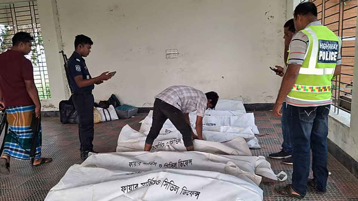 দাউদকান্দিতে খাদে পড়ে নিহত সবাই ধানকাটা শ্রমিক