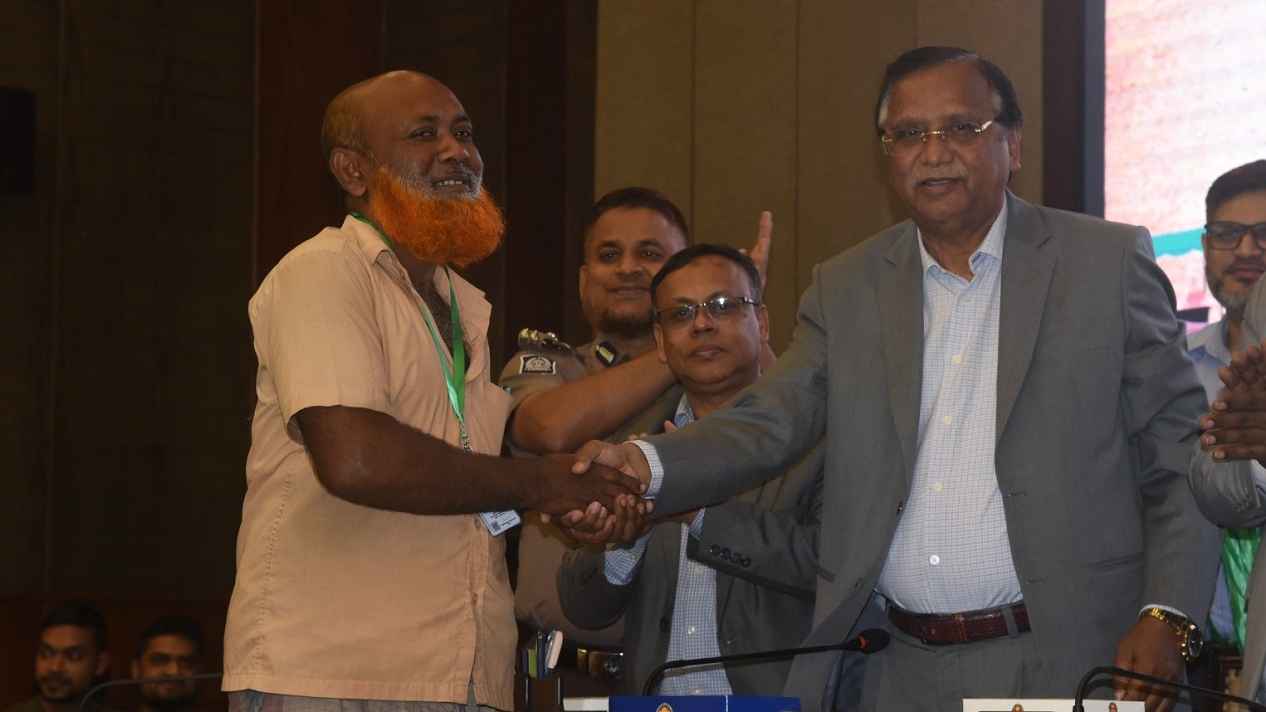 ঢাকা দক্ষিণে হকার পুনর্বাসন কার্যক্রম শুরু, লাগবে না চাঁদা