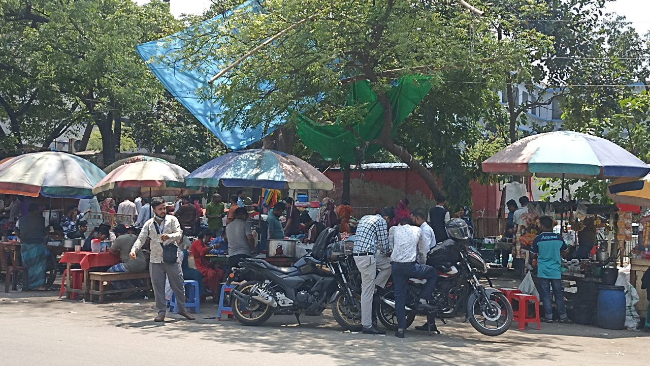 সপ্তাহ না যেতেই ফের দখলে ঢাকা মেডিকেলের সামনের ফুটপাত